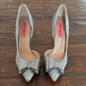 Betsey Johnson Prince silver/pewter glitter bow D’orsay pump size 8. EUC.